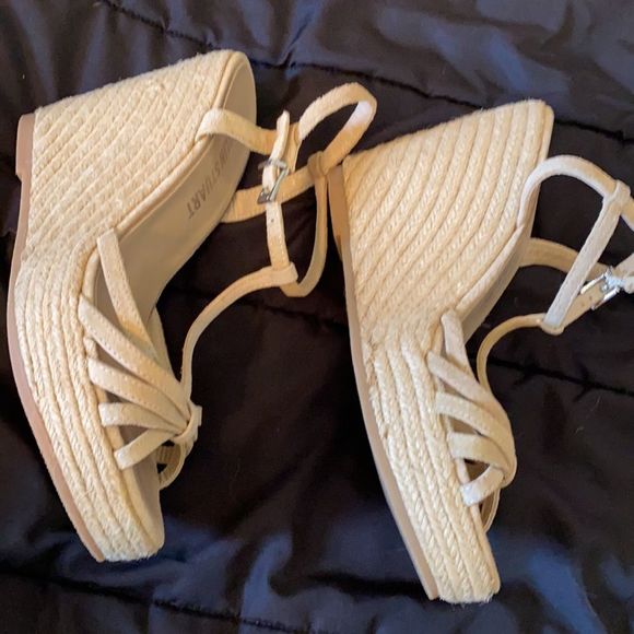 Size 6 M wedged Heels Color: tan - Picture 5 of 9